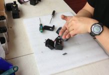 How to tighten Monoprice Maker Ultimate & Duplicator 6 locking bolt between driving system and nozzle?