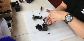 How to tighten Monoprice Maker Ultimate & Duplicator 6 locking bolt between driving system and nozzle?